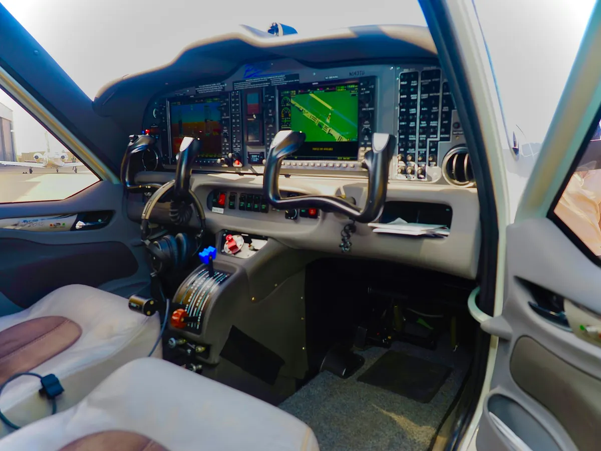 Glass cockpit of a single-engine turboprop