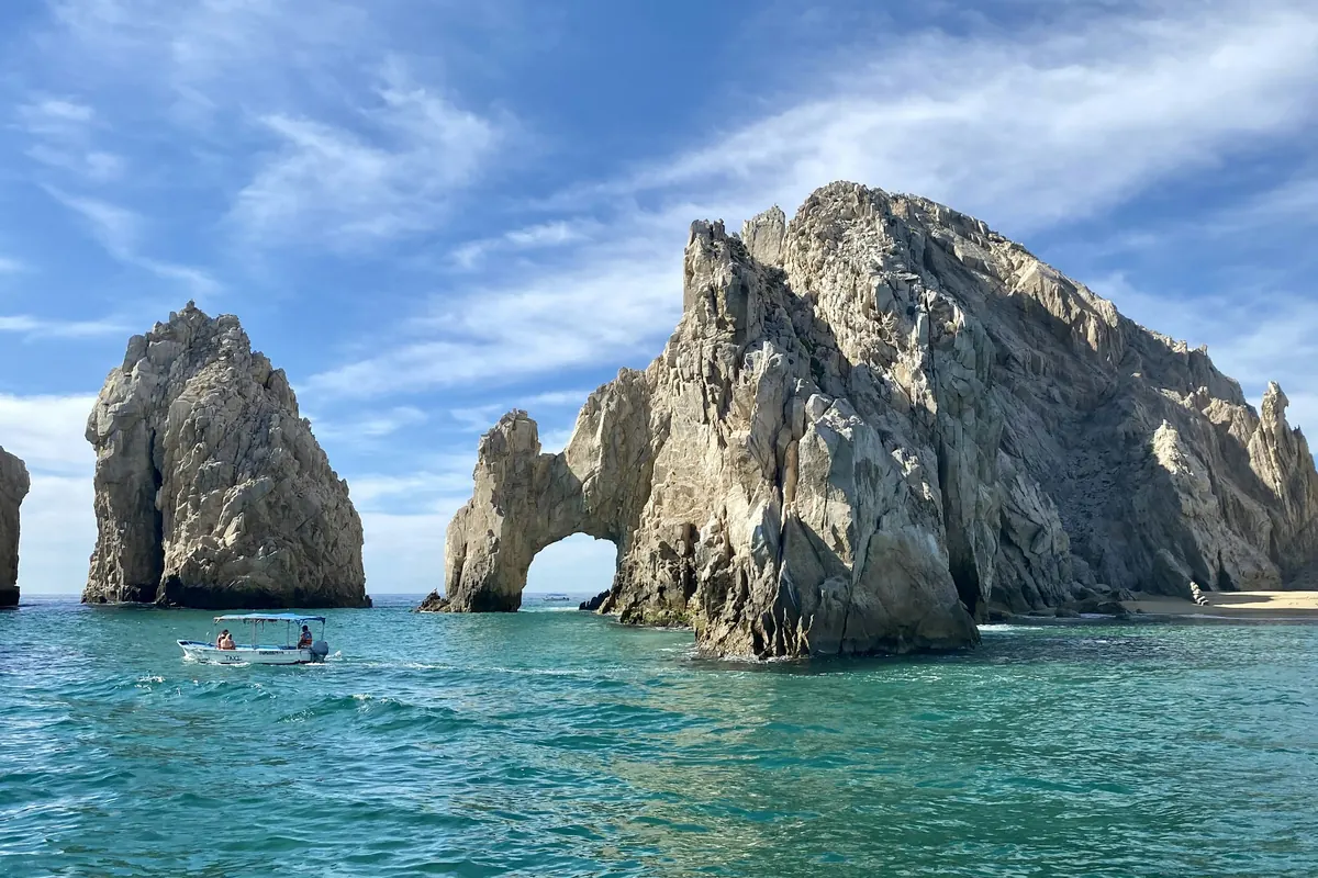 The rock arch at Cabo San Lucas over turquoise water